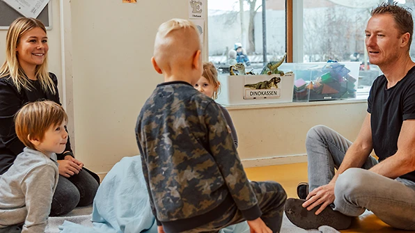 Børn på gulvet