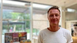 Pædagog Morten der står inde i daginstitutionen Skibet