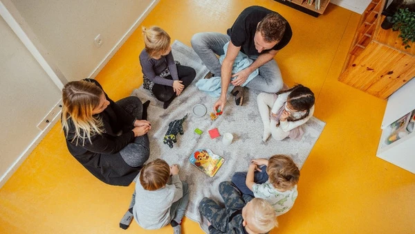 Pædagoger der leger skovtur med børnene