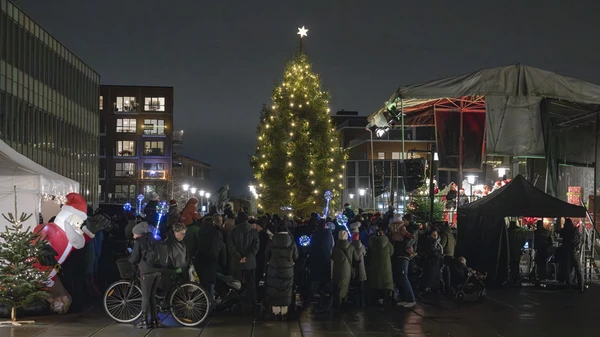 Stort juletræ med lys på rådhuspladsen i Rødovre.
