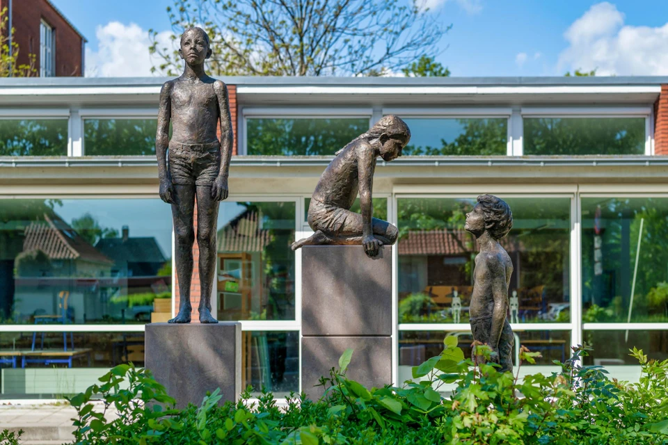 Statuer af børn der taler sammen 