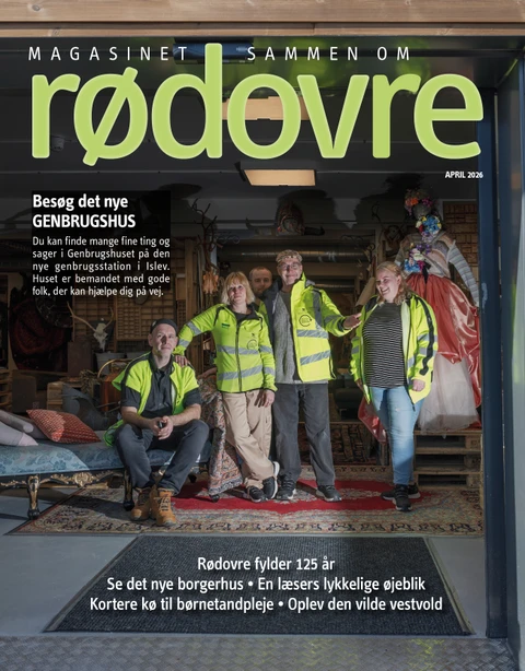 Magasinforside af medarbejdere i det nye genbrugshus.