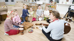 Børn der spiller på instrumenter