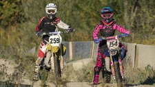 To piger på motocross