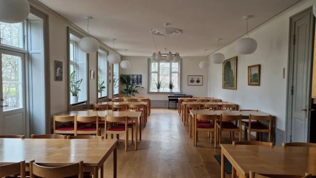 stort lokale med borde og stole