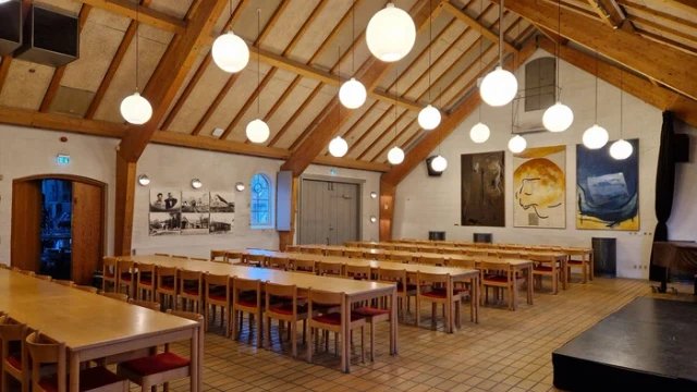 lokale med loft til kip og plads til mange personer